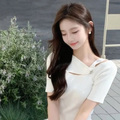 坐在酒吧里吃蛋糕